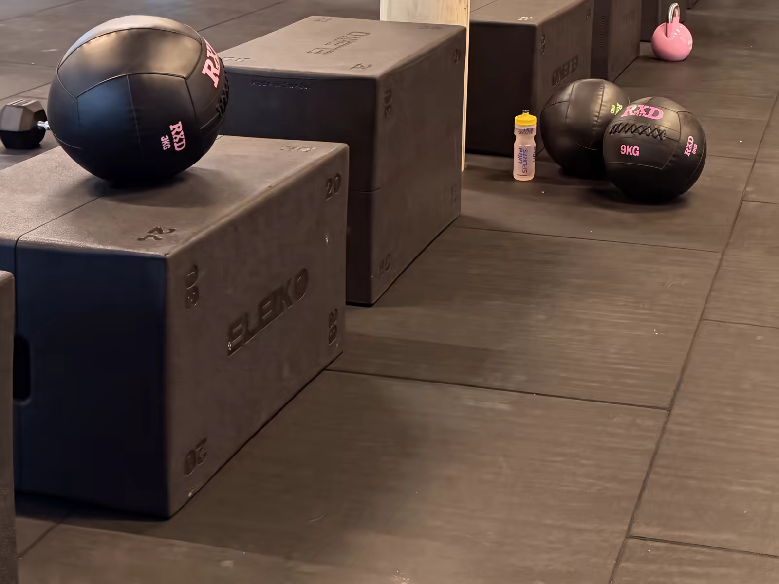 Trainingsboxen von Eleiko und Medizinbälle bei Forvya