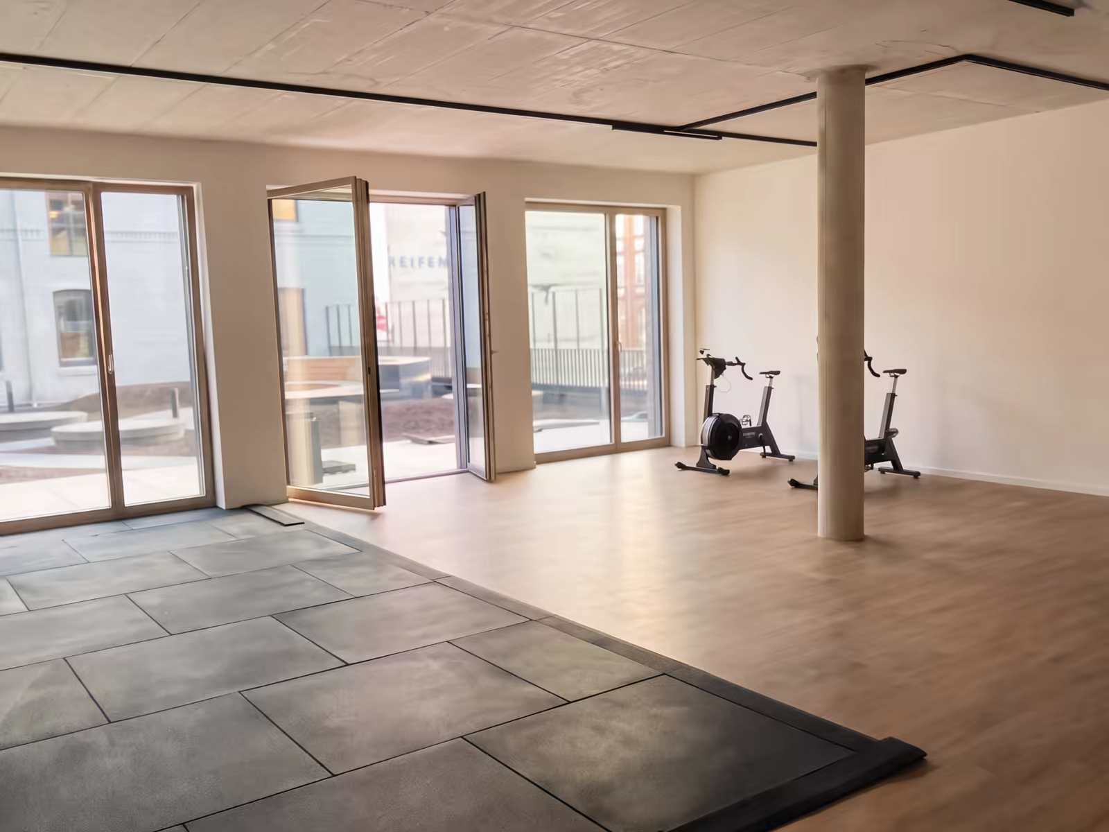 Helle Trainingsfläche bei Forvya mit Türen zur Terrasse