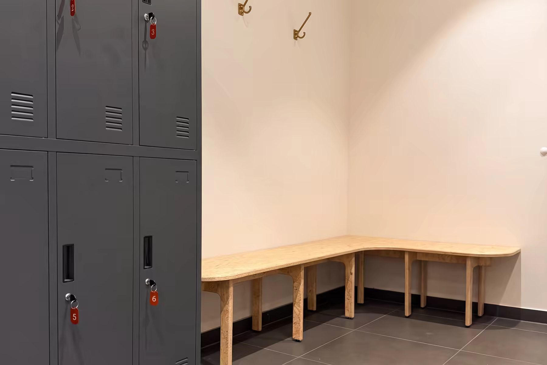 Umkleide bei Forvya mit Spinden und Bank